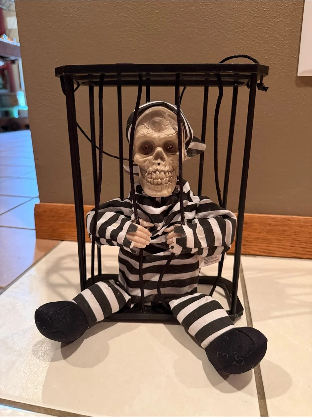 Vtg Halloween Scary Motion Sensor Hanging Skeleton Prisoner Caged Jail